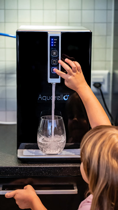 SODA1 Wasserspender mit 3-in-1 Funktion: Heißes, kaltes und sprudelndes Wasser, ausgestattet mit UV-Sterilisation und 2-stufigem Filtersystem.