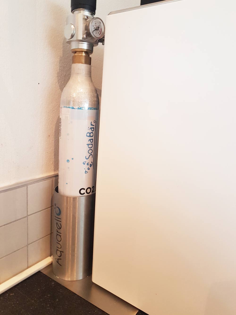 CO2-Gasregler mit Gasflaschenhalter – Direkt am Sodastream-Gerät verstauen